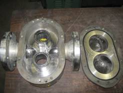 Pompe à lobes  présentant une usure à ???? par abrasion à l’intérieur du corps et sur le couvercle.